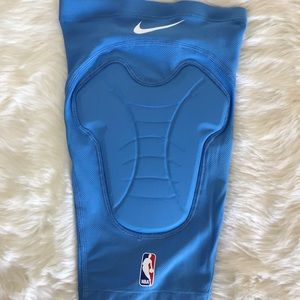 NWOT Nike Pro Combat Padded Basketball Knee Sleeve